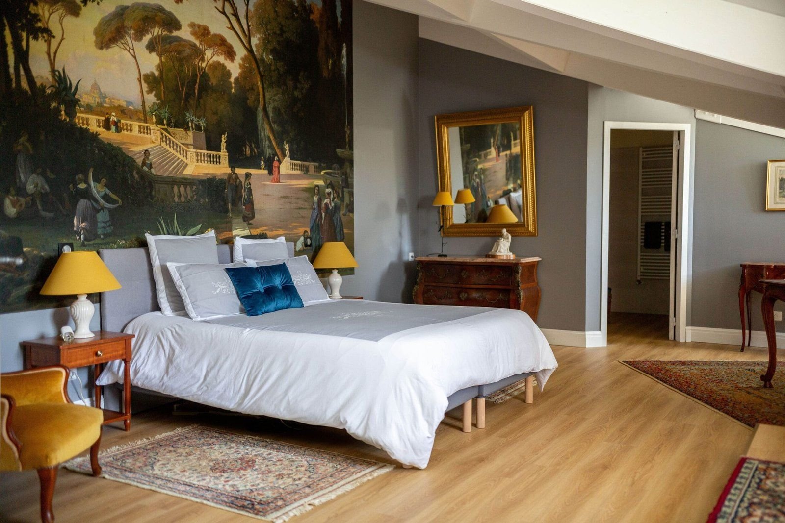 Suite de Blanche : la chambre, son papier peint panoramique et sa commode ancienne