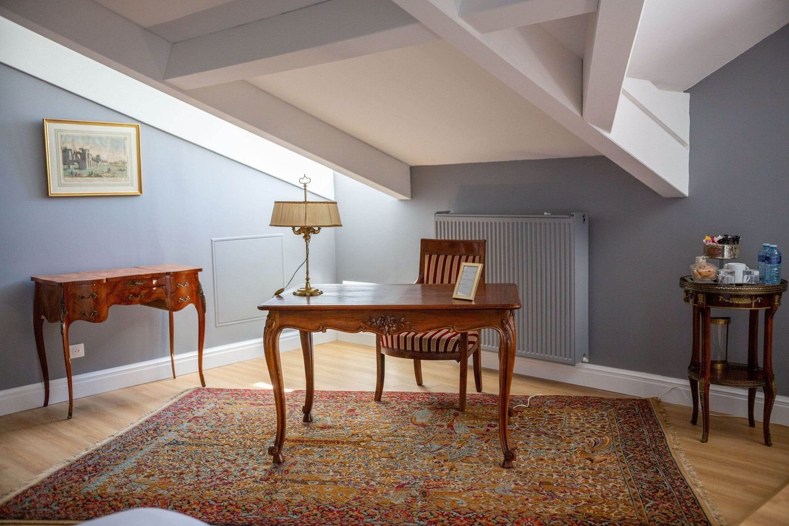 Suite de Blanche : coin bureau sous les poutres apparentes
