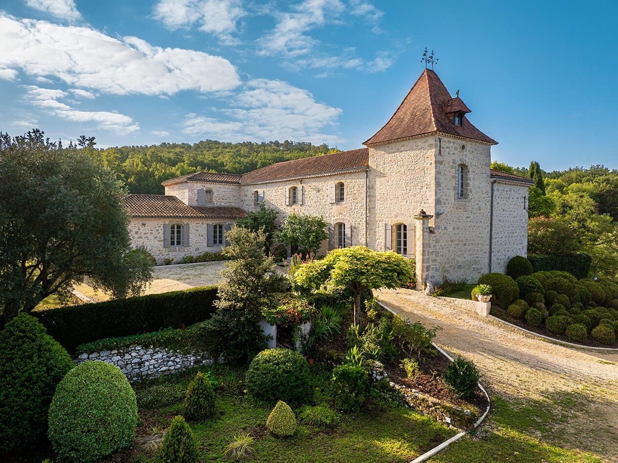 The manor façade and tower above the box garden