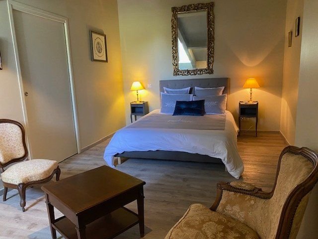 La Mignonne : lit king size et fauteuils anciens