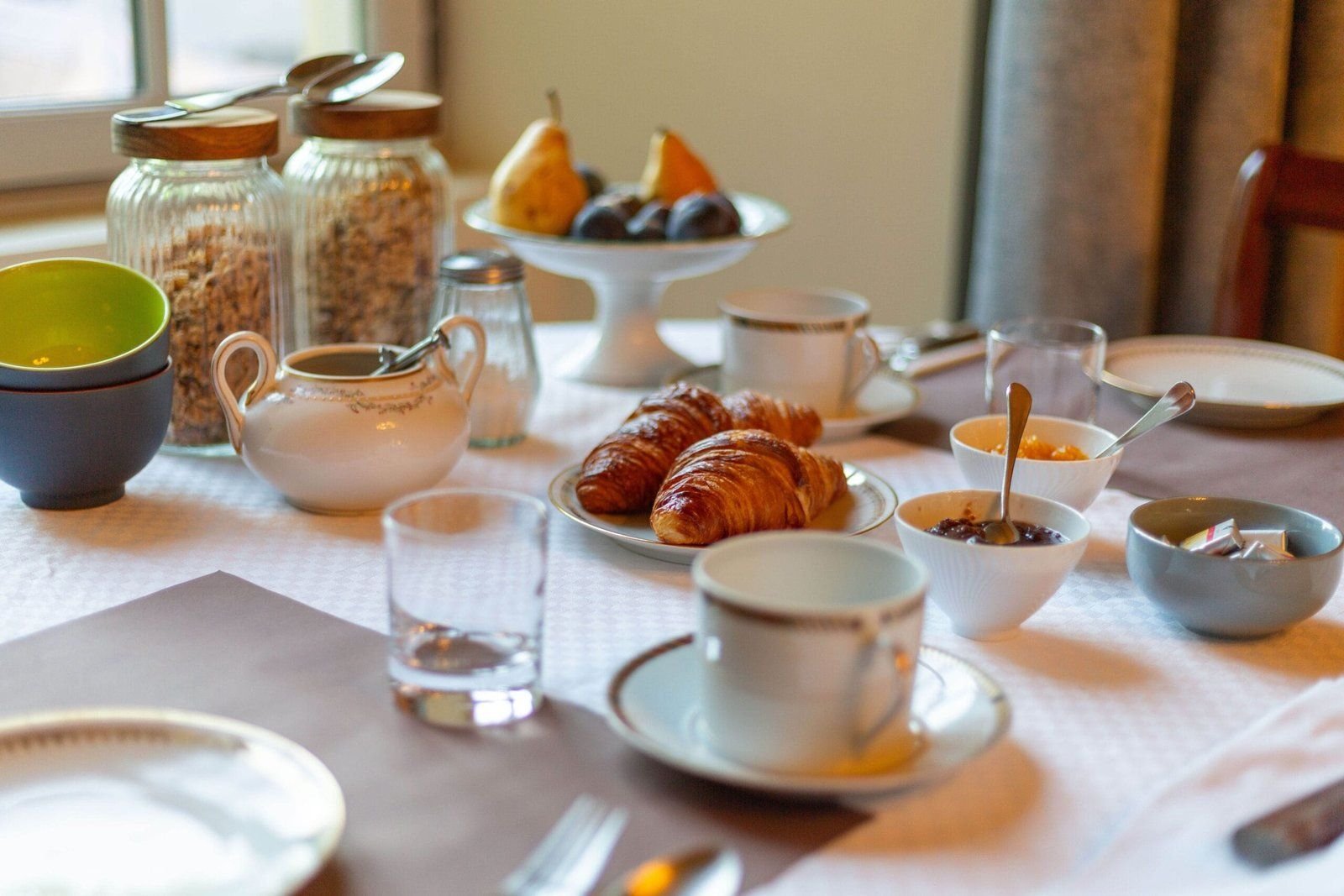 Petit-déjeuner servi au manoir : viennoiseries, café et confitures maison