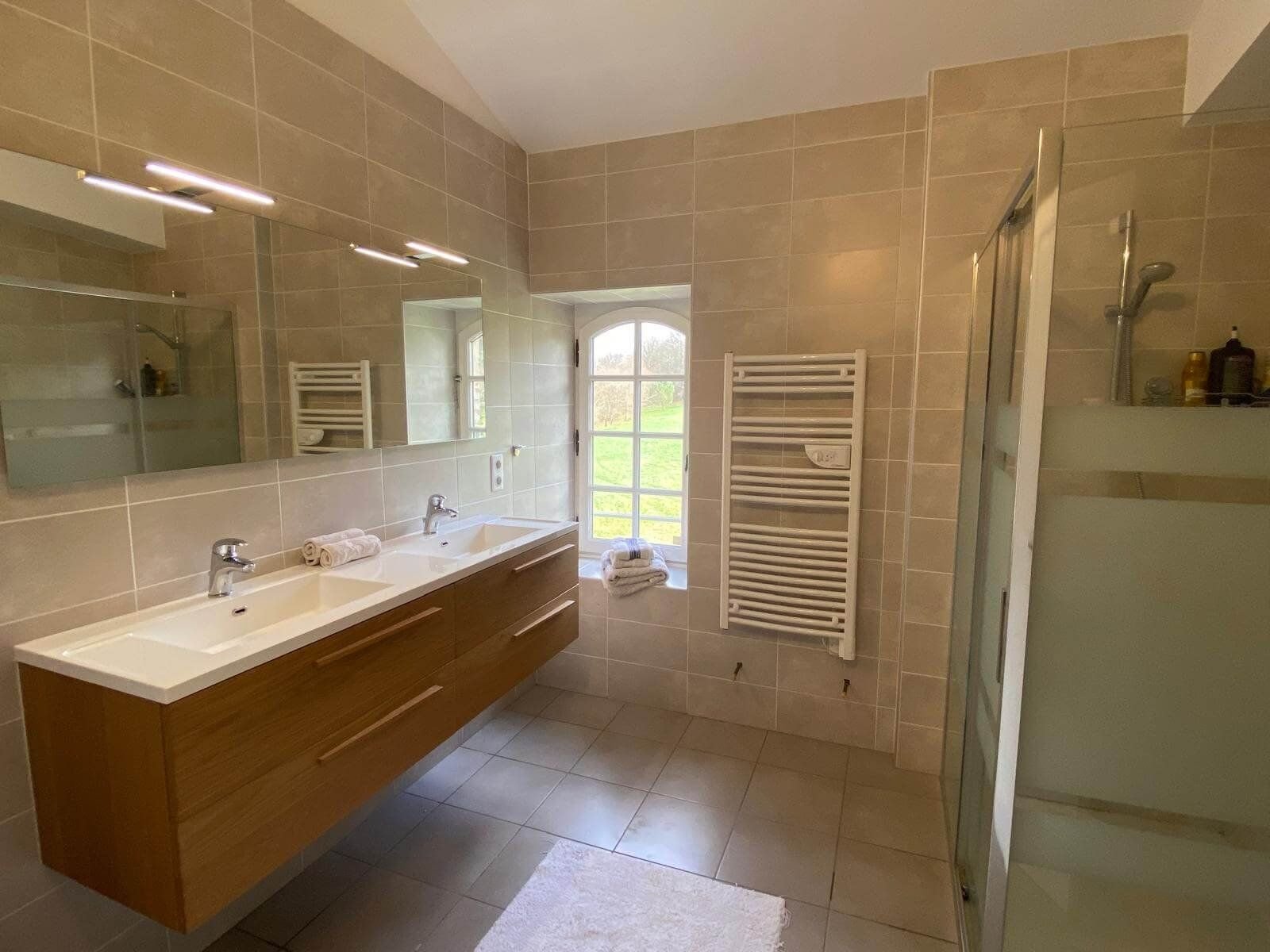 Salle de bain de la Suite de la Prairie avec double vasque