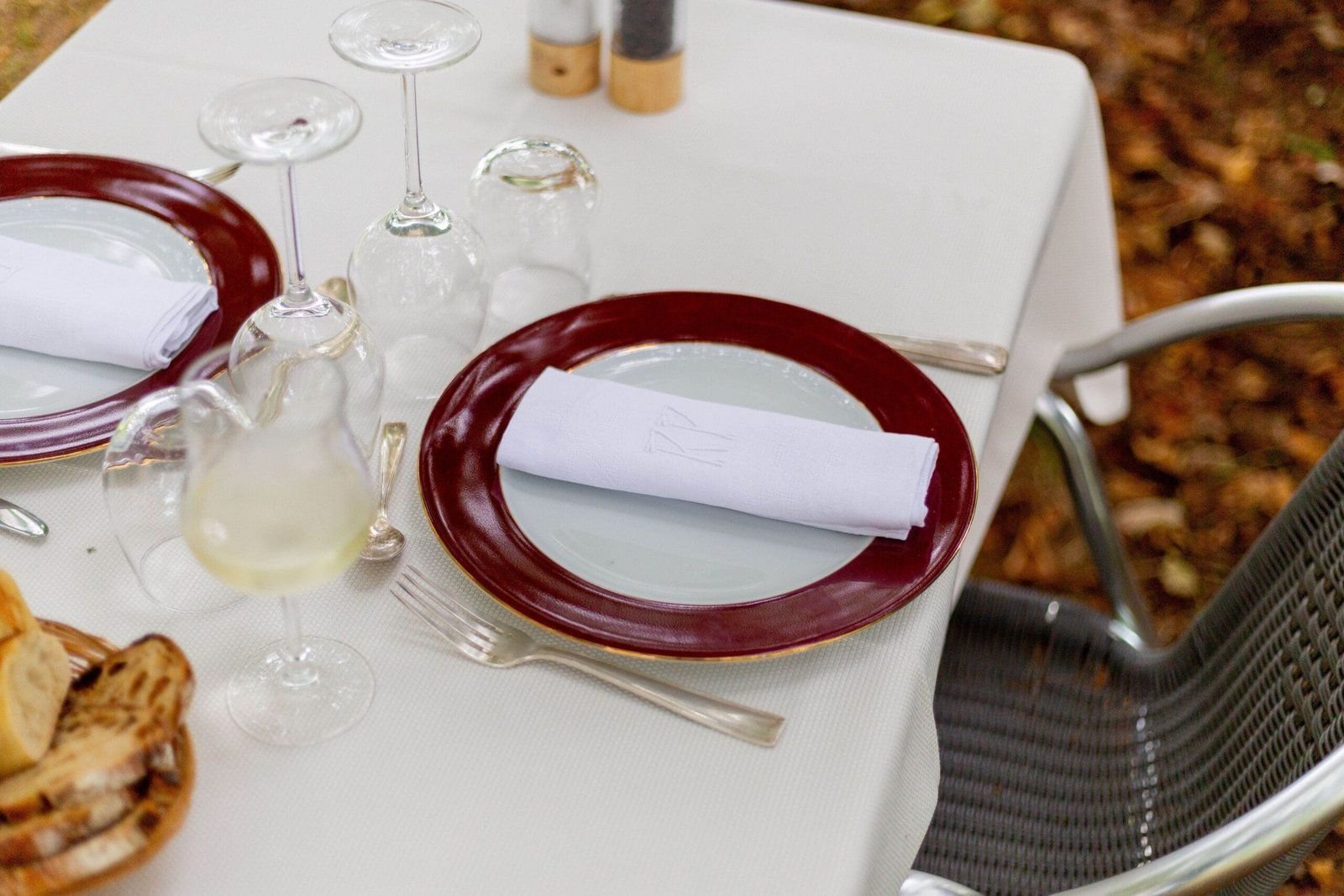 Table dressée pour un repas de groupe