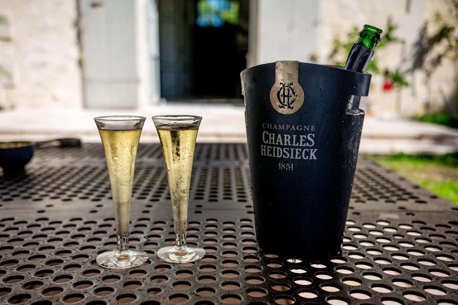 Champagne et flûtes servis en terrasse