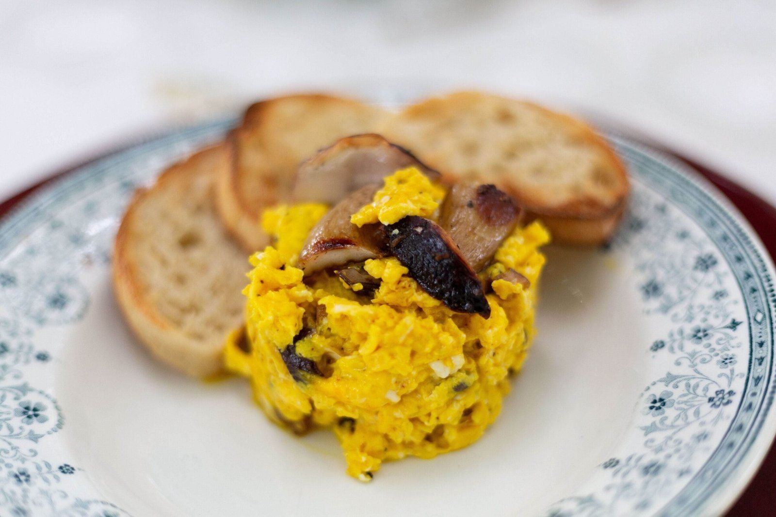 Œufs brouillés aux cèpes et pain grillé