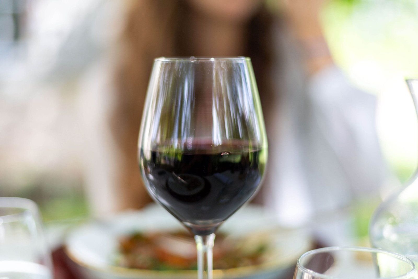 Verre de vin rouge servi à table