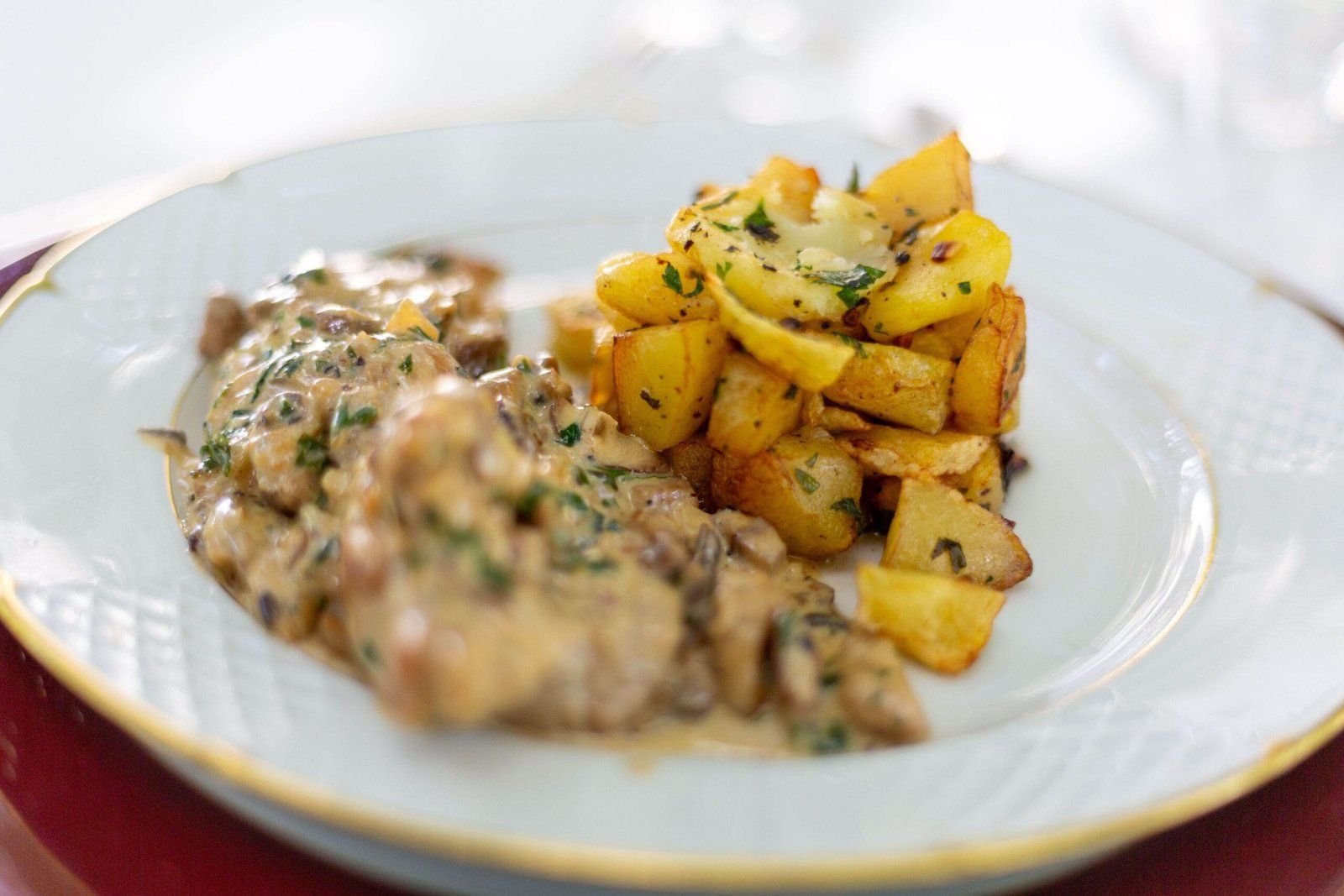 Pommes de terre sautées et sauce crémeuse aux champignons
