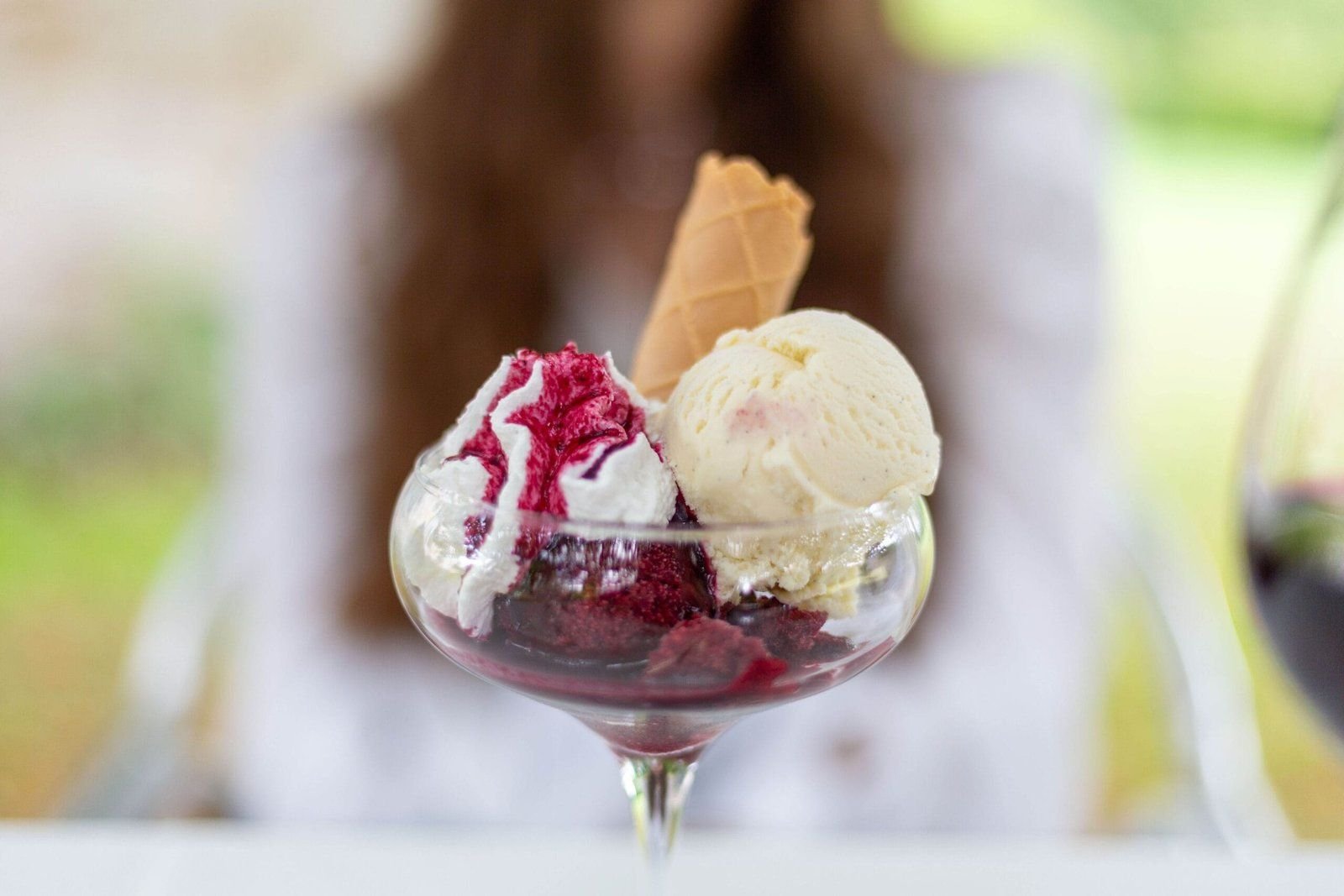 Coupe glacée aux fruits rouges et tuile maison