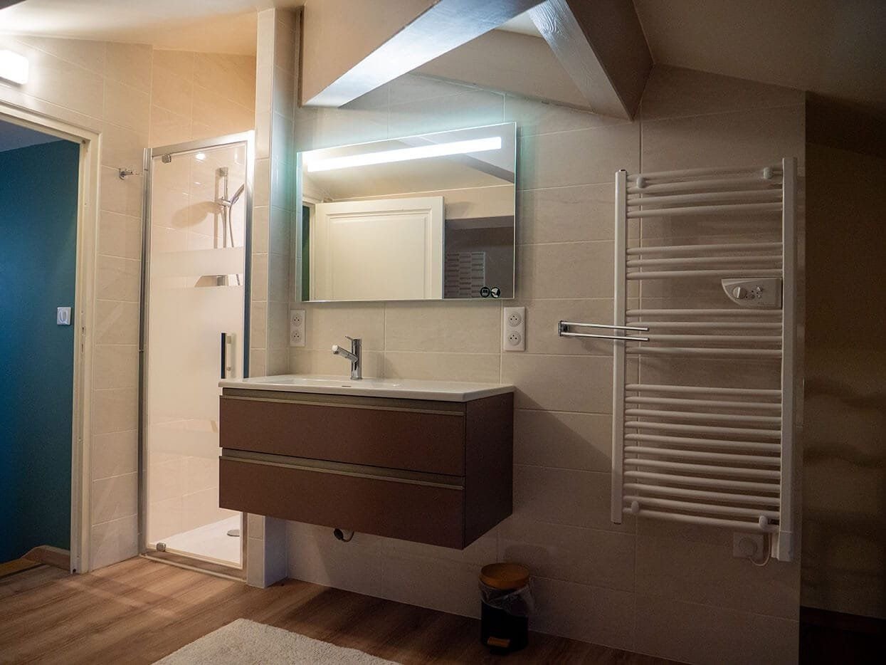 Salle de bain de La Tour avec meuble vasque et sèche-serviettes
